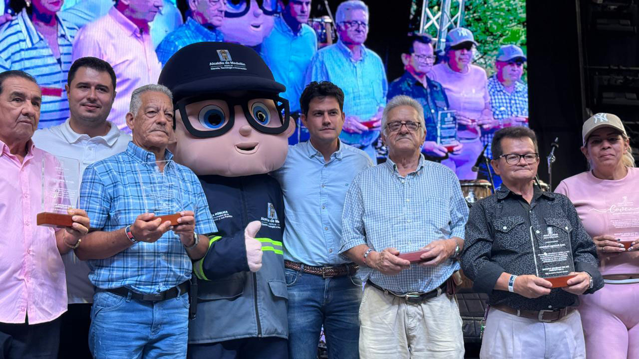 Imagen vendedores informales y familias celebraron su día en Parque Norte (3)