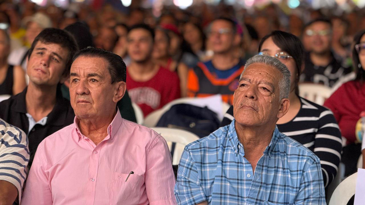 Imagen vendedores informales y familias celebraron su día en Parque Norte (4)