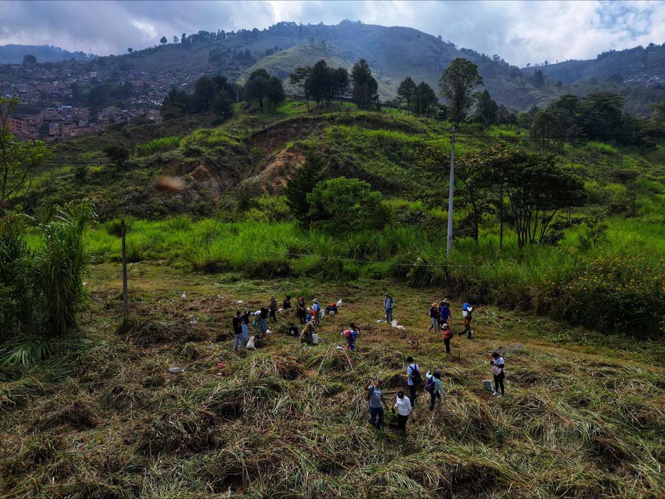 Imagen del Cerro y personas que siembran