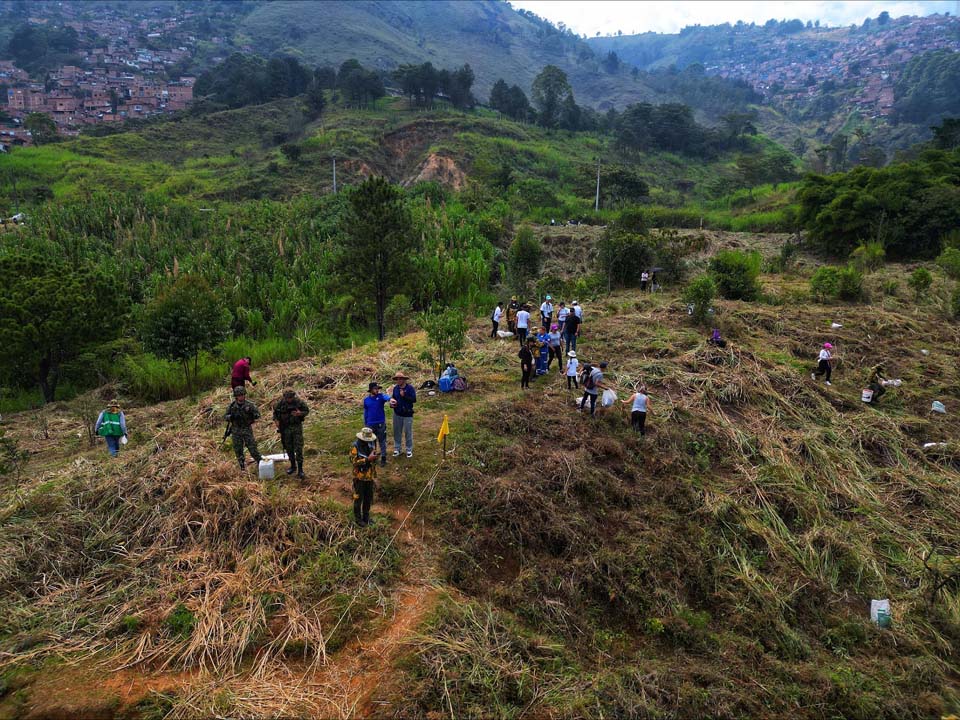 Imagen del Cerro y personas que siembran