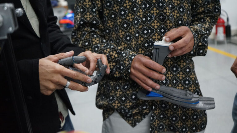 Imagen Egresados del ITM crean prótesis de bajo costo para paciente con amputación (5)