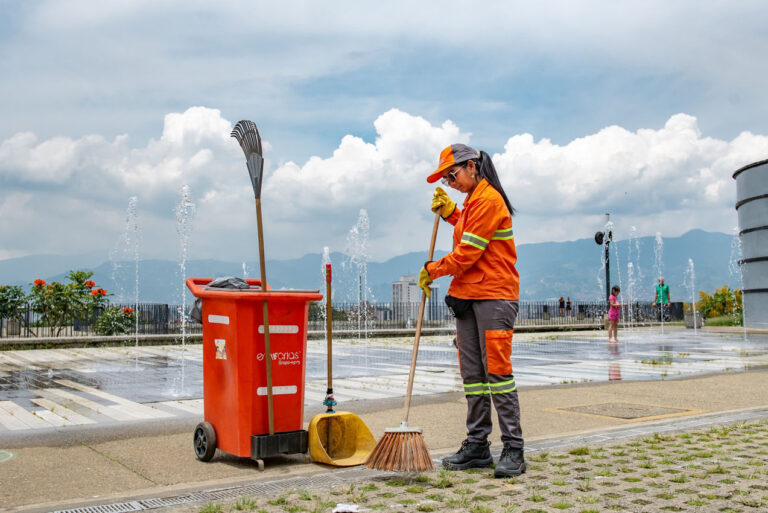 Imagen Medellín cuenta con más de 1.200 operarios de barrido (2)