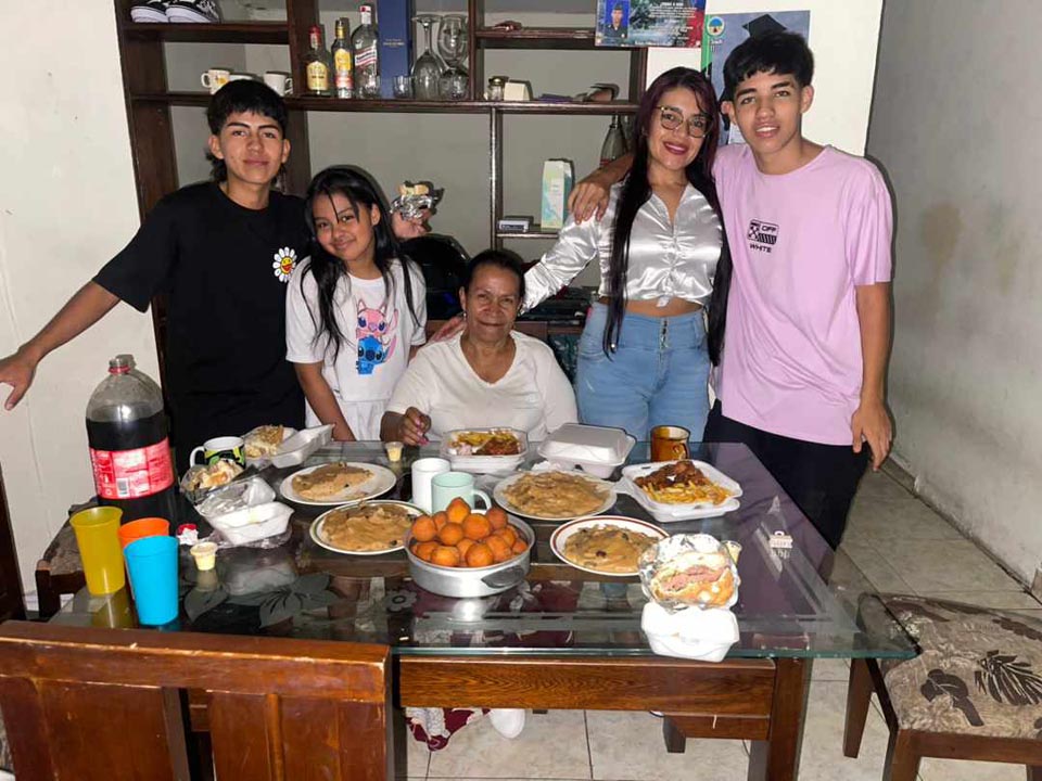 Rubiela con su familia Imagen Rubiela con la familia en Medellín