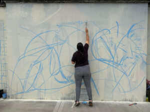 Imagen de artista iniciando un grafiti