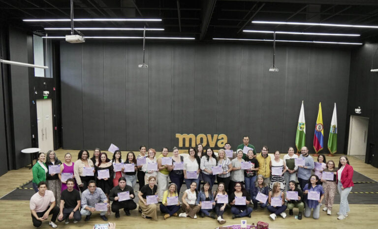 Imagen de docentes graduados en mova