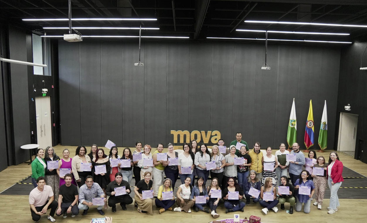 Imagen de docentes graduados en mova