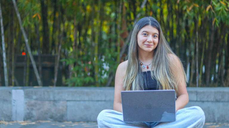 Imagen de estudiante universitaria