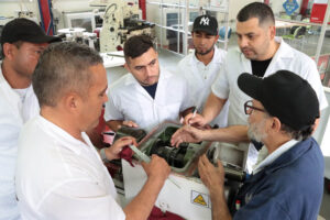 Imagen de estudiantes y docente en laboratorio