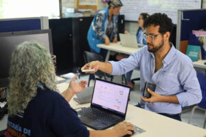 Imagen de funcionaria asesorando a ciudadano