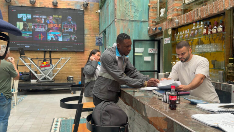 Imagen de funcionario asesorando a comerciante