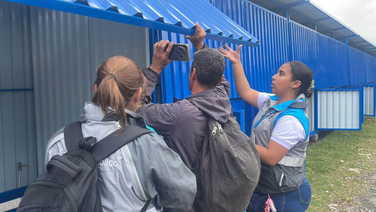 Imagen de funcionarios con venteros en alumbrados