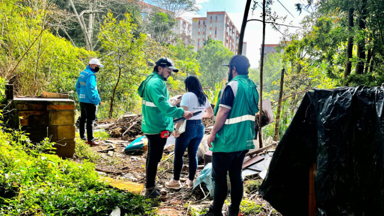 Imagen de funcionarios revisando construcciones irregulares