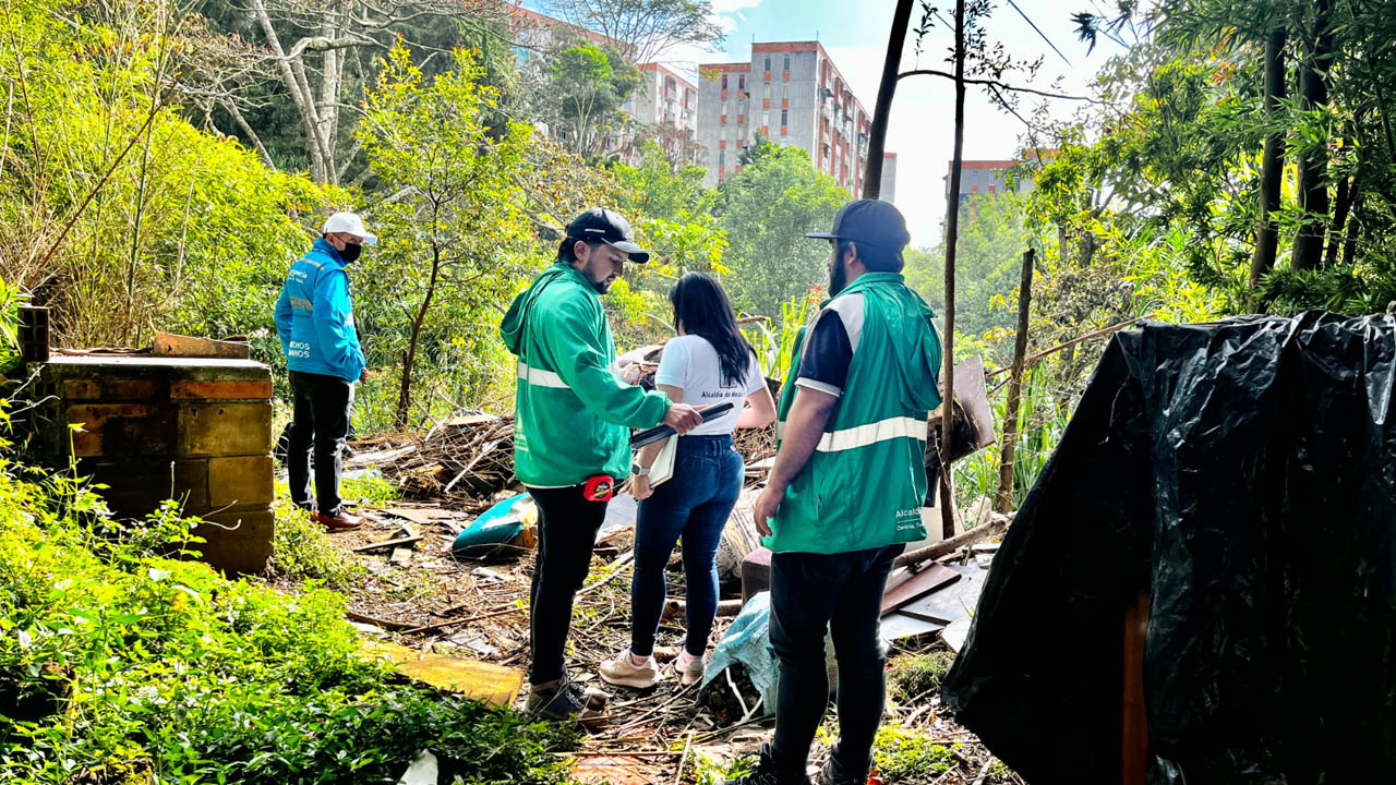 Imagen de funcionarios revisando construcciones irregulares
