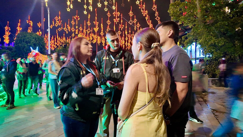 Imagen de funcionarios sensibilizando sobre turismo responsable