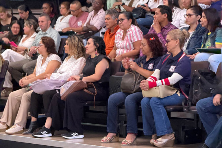 Imagen de grupo de docentes en capacitación