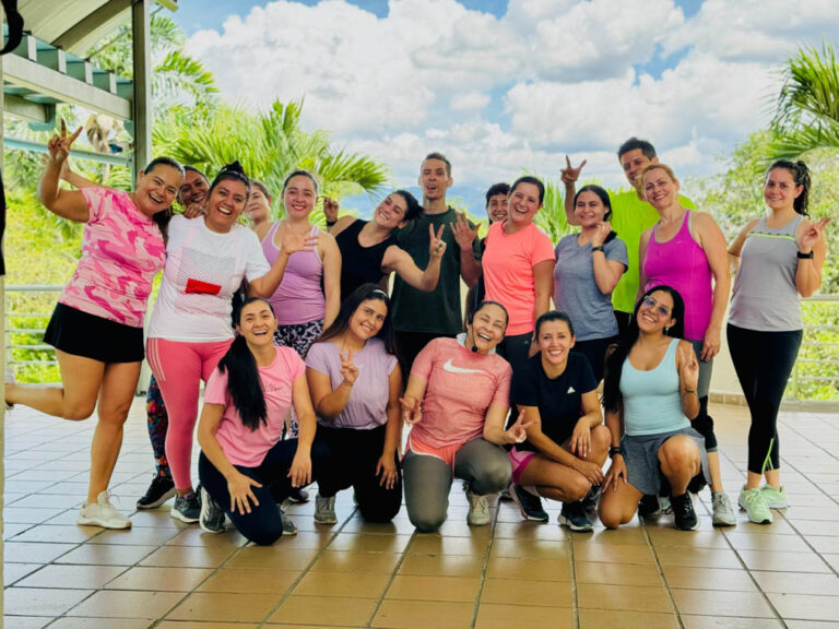 Imagen de grupo de personas que practican deporte