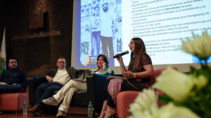 Imagen de intervención de panelista en evento de paz