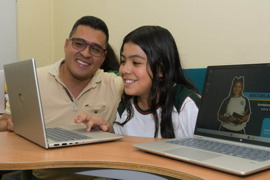 Imagen de joven estudiante de colegio con docente
