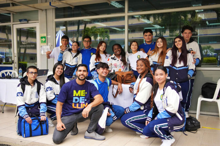 Imagen de jóvenes estudiantes de colegio