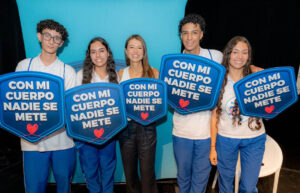 Imagen de la Primera Dama con estudiantes en campaña de autocuidado