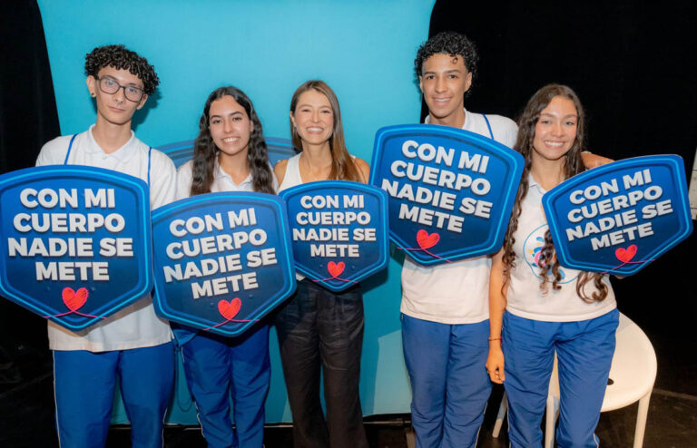 Imagen de la Primera Dama con estudiantes en campaña de autocuidado