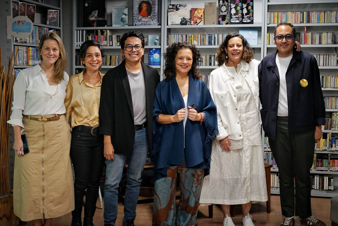 Imagen de panelistas de evento