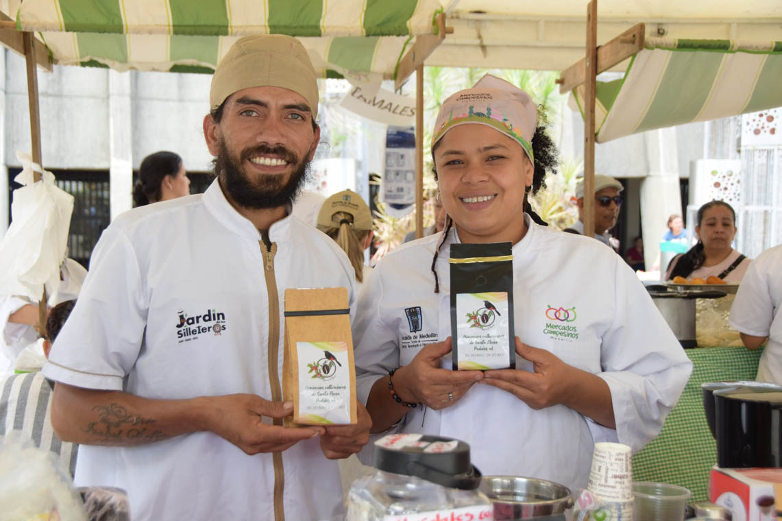 Imagen de pareja de emprendedores en Mercados Campesinos