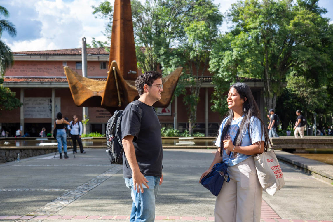 Imagen de pareja de estudiantes en universidad
