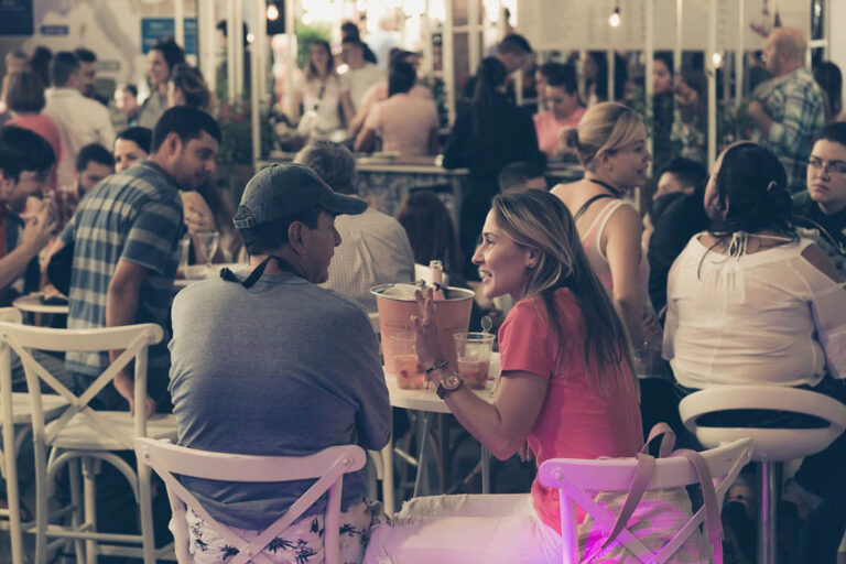 Imagen de pareja en restaurante