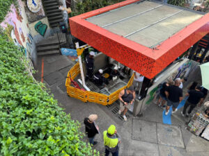 Imagen de personal haciendo mantenimiento a escaleras eléctricas de la Comuna 13