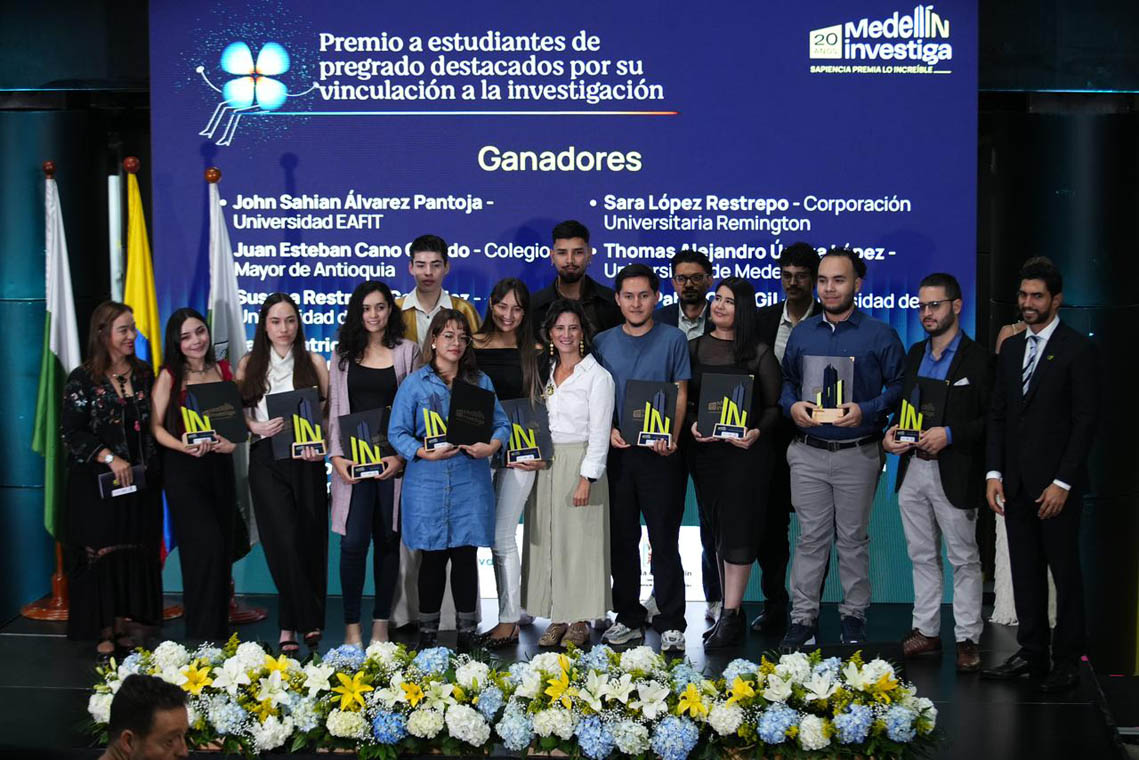 Imagen de todos los ganadores Premios Medellín Investiga