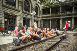 Imagen de turistas en estación de tren
