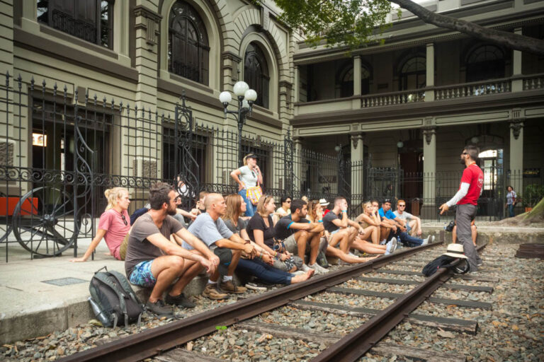 Imagen de turistas en estación de tren