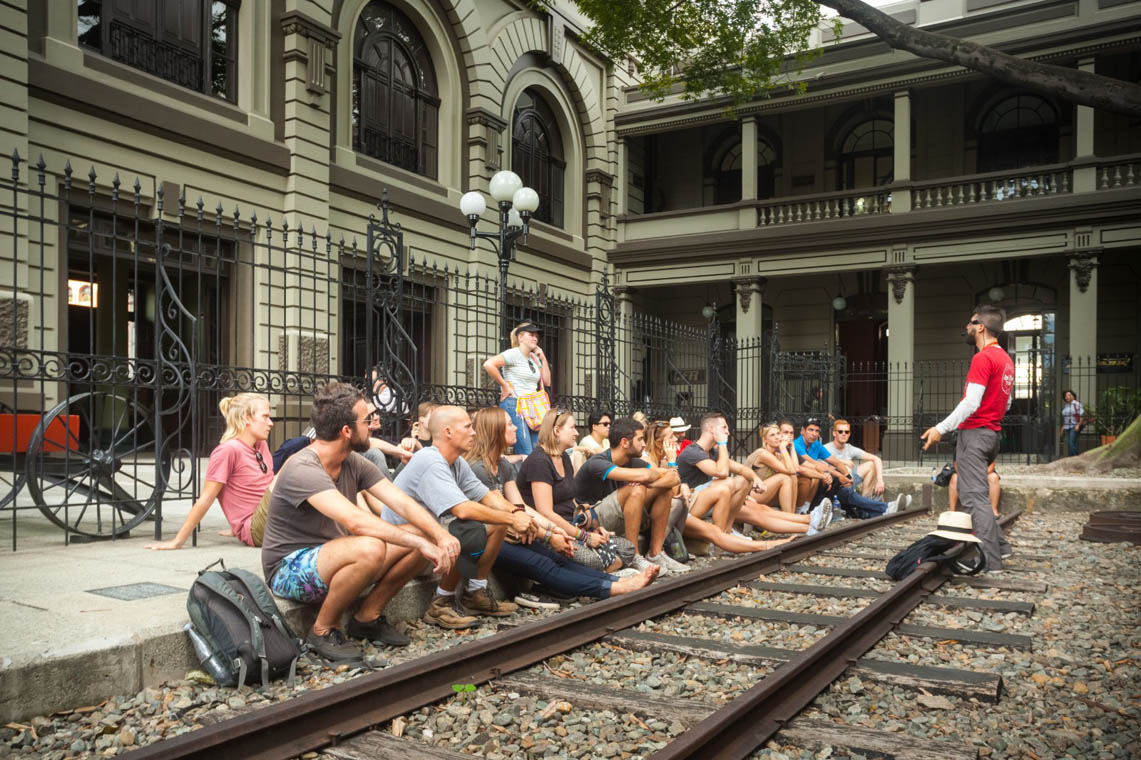 Imagen de turistas en estación de tren