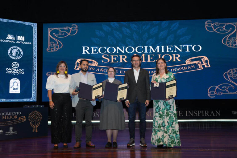 Imagen del Alcalde con ganadores del Reconocimiento Ser Mejor