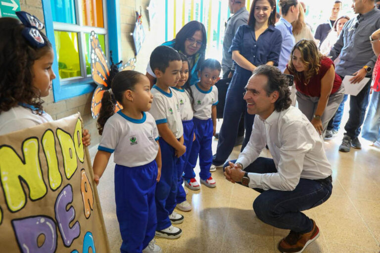 Imagen del Alcalde con niños en Buen Comienzo