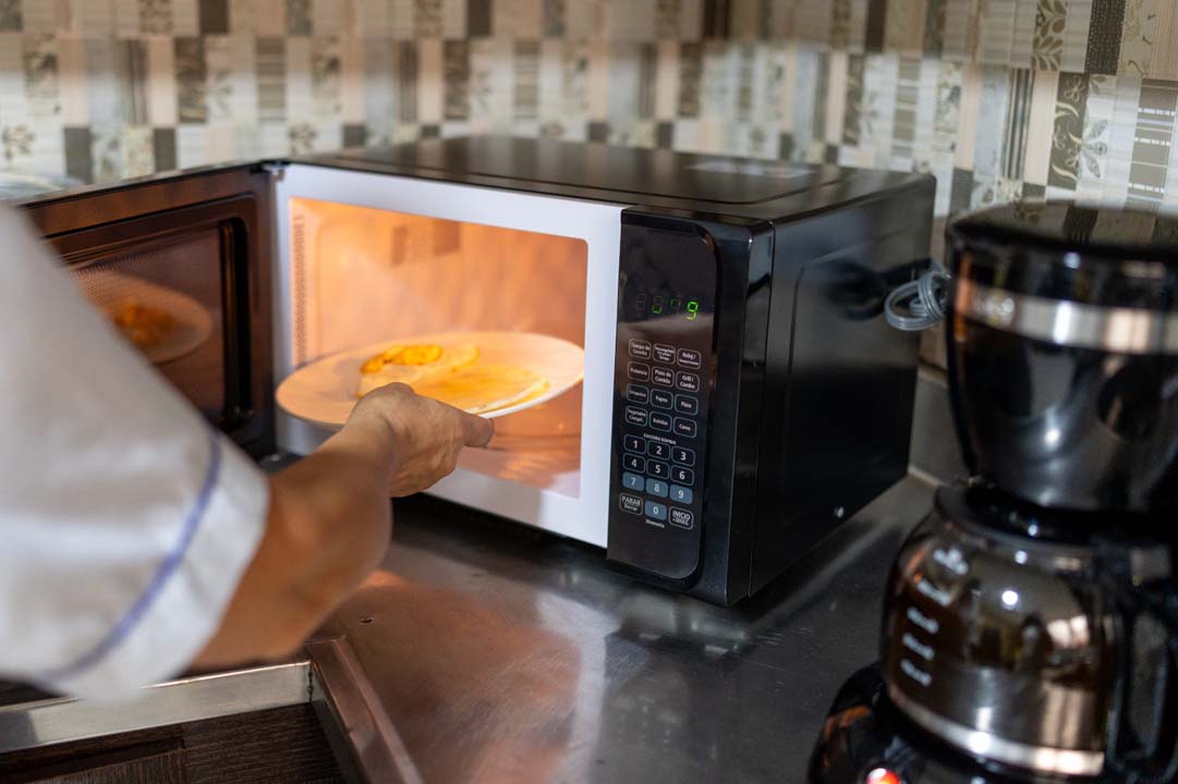 Imagen donación de electrodomésticos y tecnología a mujeres (3)