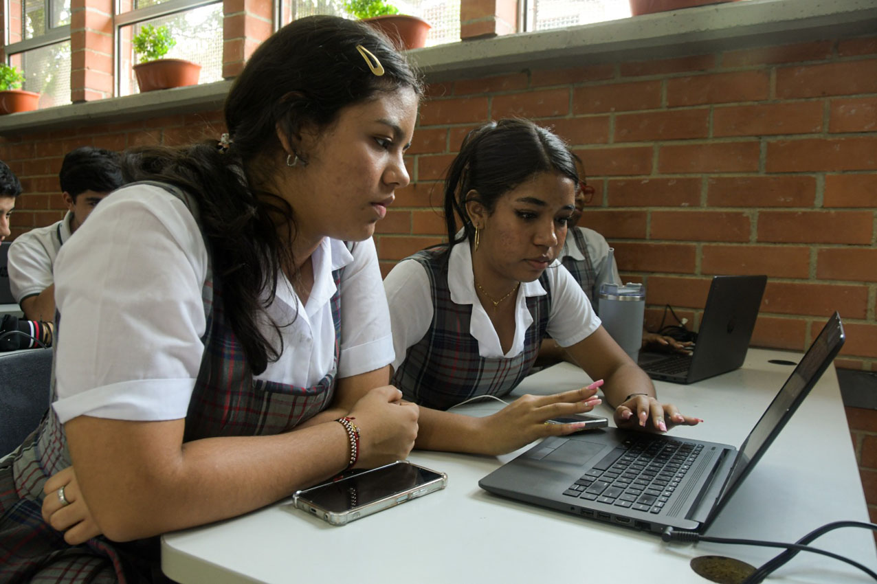 Estudiantes de Medellín Imagen estudiantes de Medellín se formaron en habilidades digitales (1)