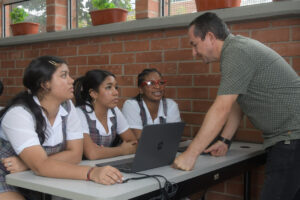Imagen estudiantes de Medellín se formaron en habilidades digitales (2)