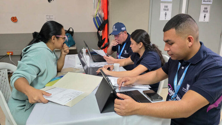 Imagen funcionarios de Isvimed asesoran a ciudadana