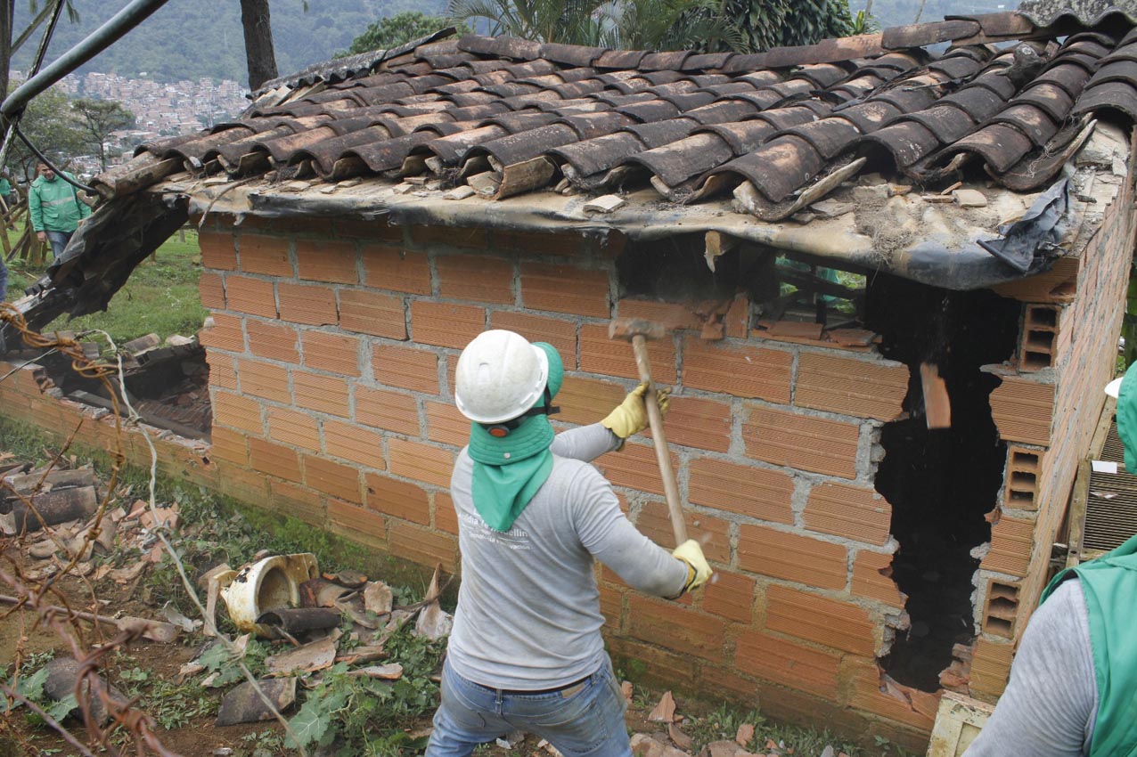 Demolición de edificaciones ilegales Demolición de edificaciones ilegales
