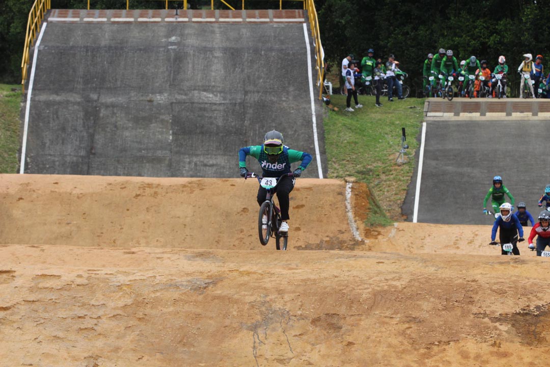 Imagen BMX con el Inder Medellín FOTOS LAURA G (1)