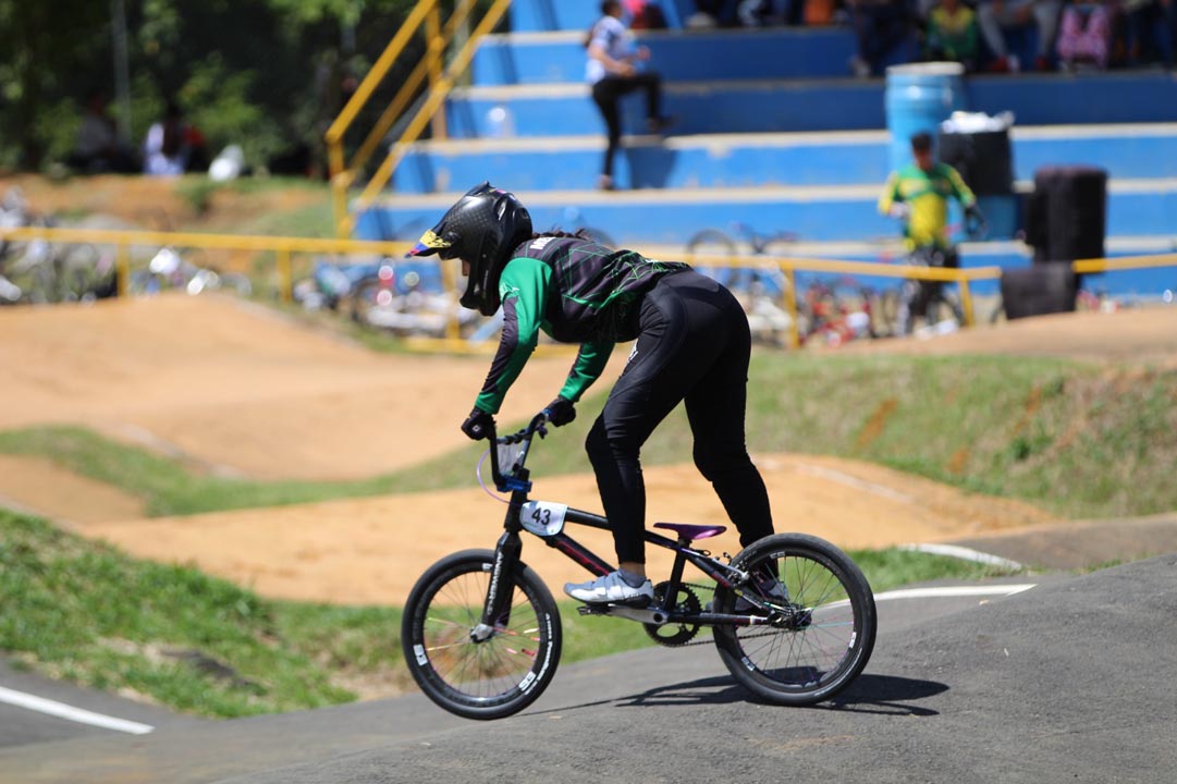 Imagen BMX con el Inder Medellín FOTOS LAURA G (2)
