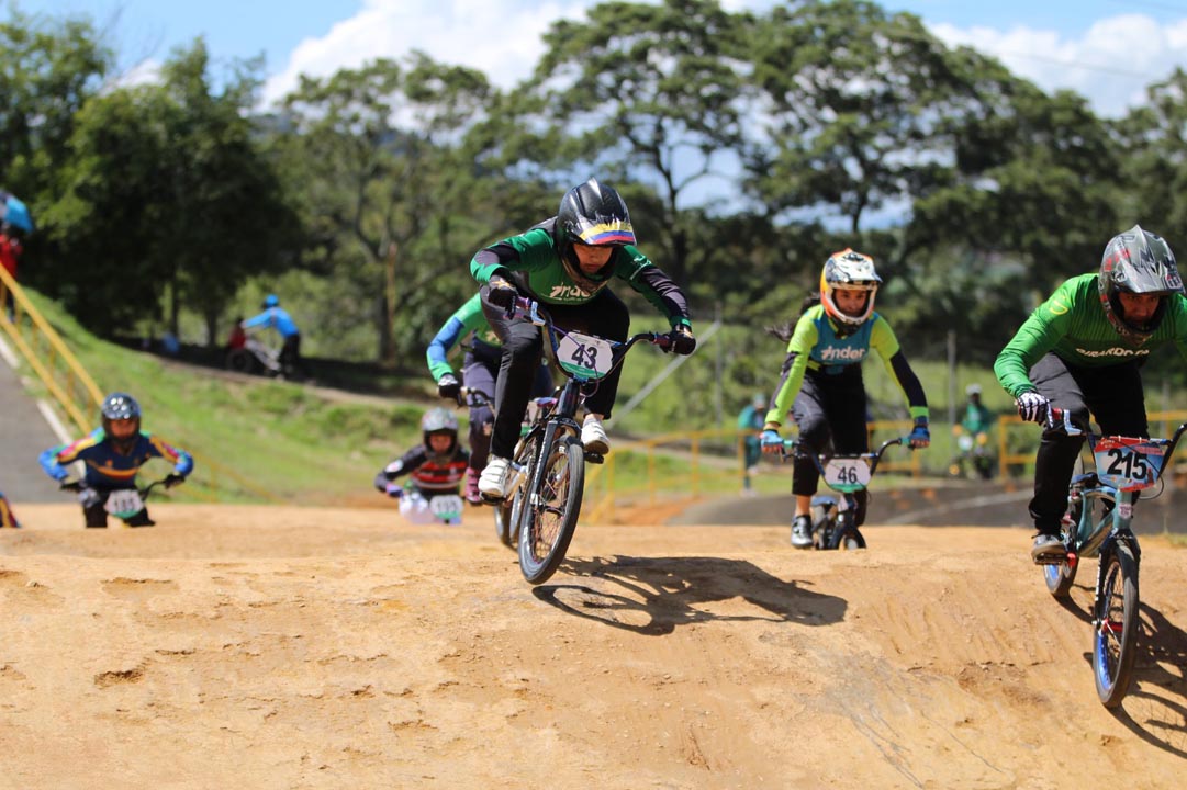 imagen BMX con el Inder Medellín FOTOS LAURA G (1)