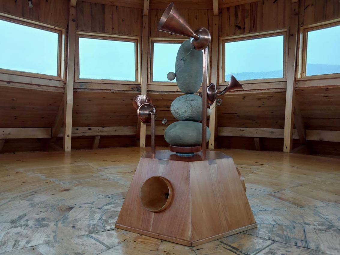 Canto rodado, obra del artista sonoro y escultor Leonel Vásquez