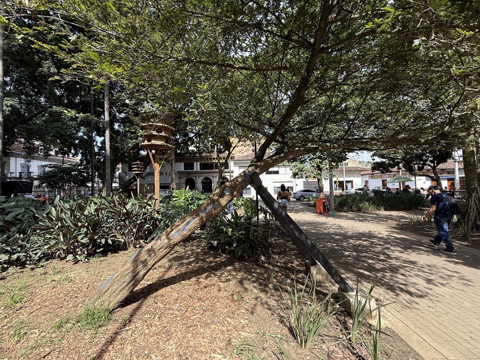 Imagen Árbol brazos de metal