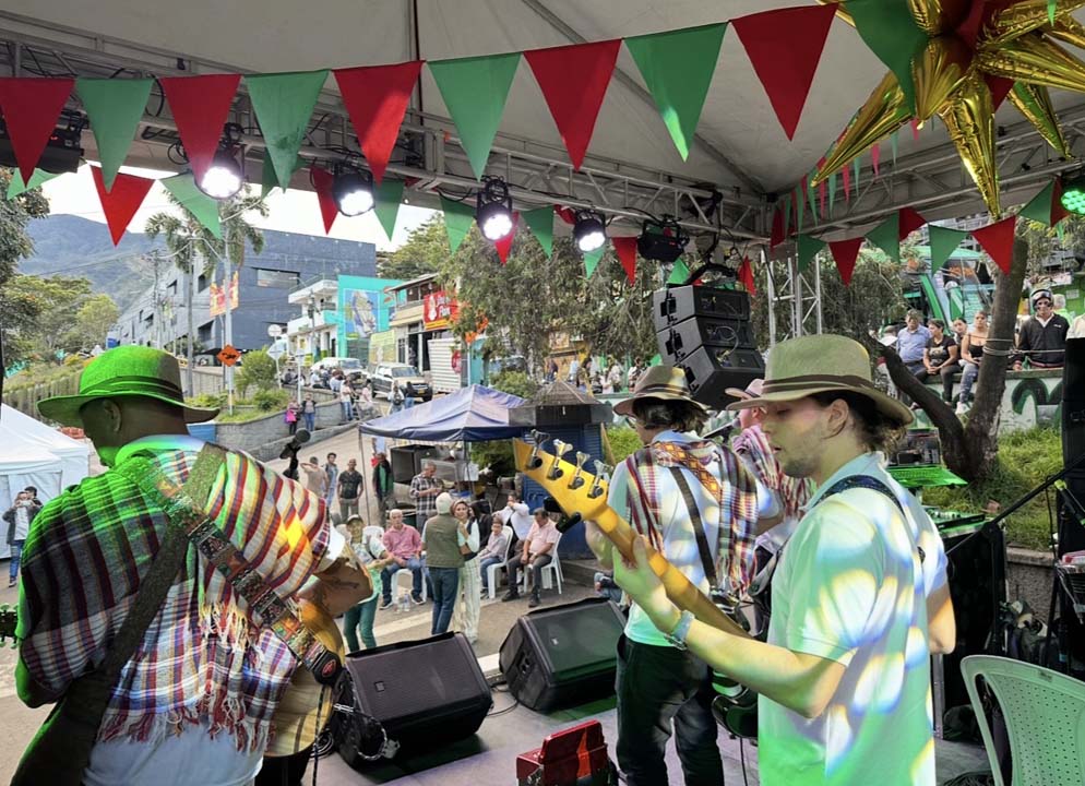 Músicos tocando en el evento Imagen banda en evento Día de los Corregimientos