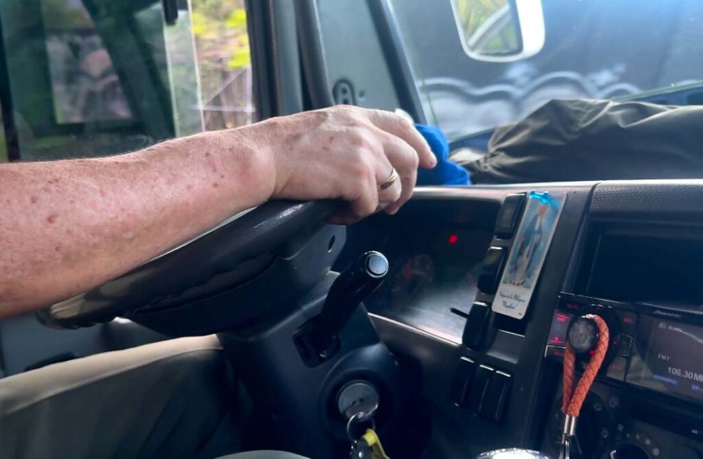 Carlos Correo conduciendo bus Imagen “El Padre”, con tres décadas al frente del volante (3)