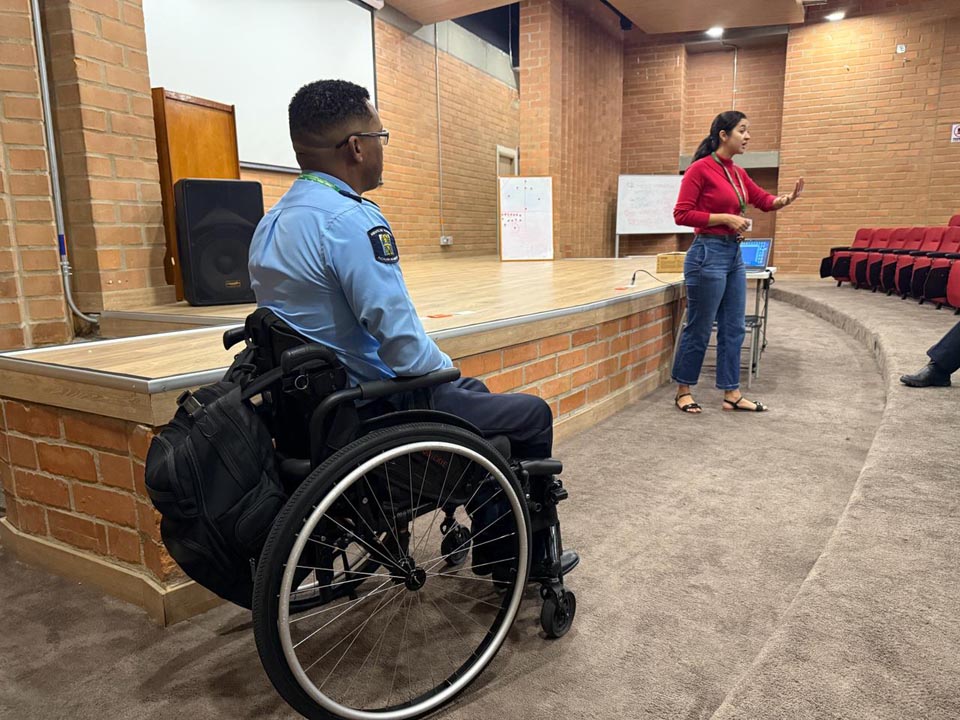 Imagen agente de tránsito en silla de ruedas (1)