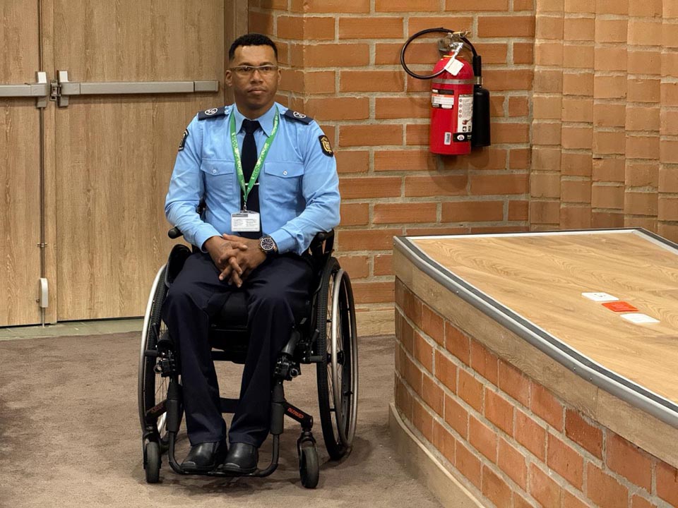 Imagen agente de tránsito en silla de ruedas (1)